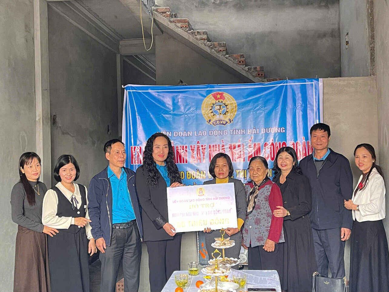 The Provincial Federation of Labor provides financial support to build a "Union Shelter" house for female union members in Kim Thanh district. Photo: Mai Huong