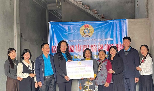 LĐLĐ tỉnh trao hỗ trợ kinh phí xây nhà "Mái ấm Công đoàn" cho nữ đoàn viên tại huyện Kim Thành. Ảnh: Mai Hương
