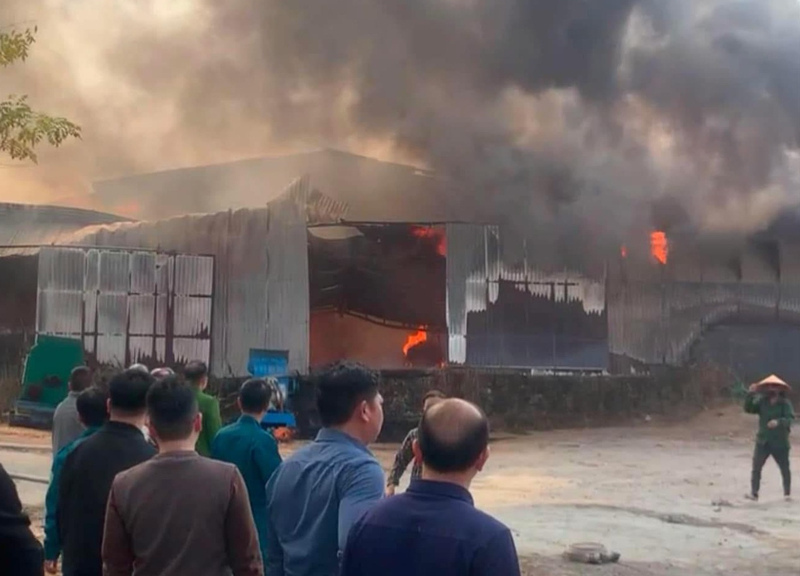 Big fire in Huu Lung district, Lang Son province. Photo: Provided by local people