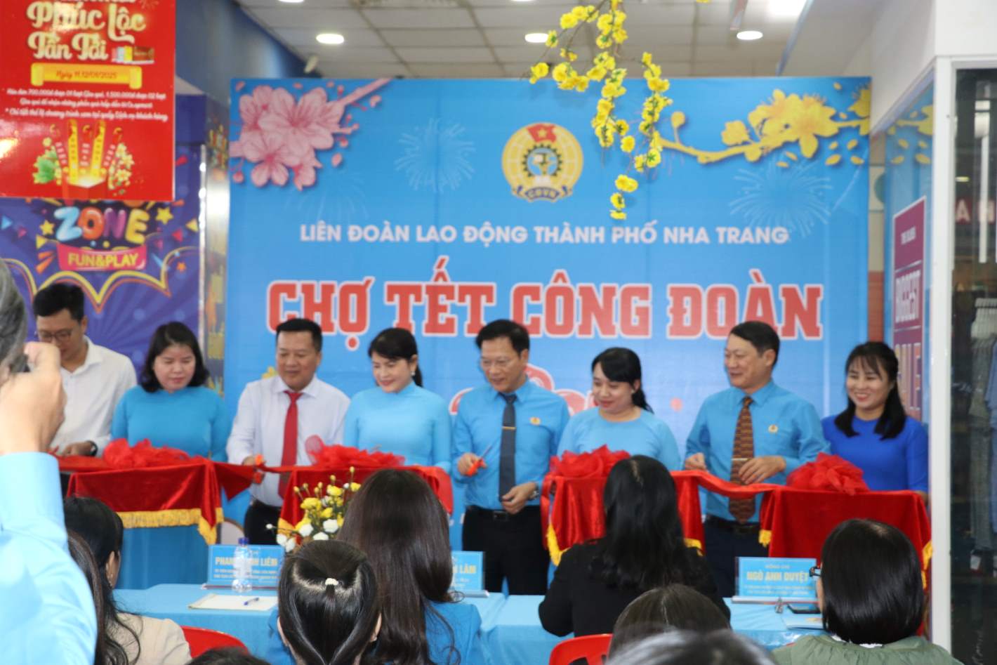 Các địa biểu thực hiện nghi thức khai mạc tuần lễ Chợ Tết Công đoàn Nha Trang. Ảnh: Phương Linh