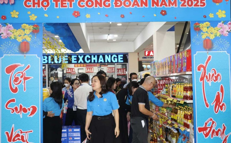 Opening of Nha Trang Trade Union Tet Market Week. Photo: Phuong Linh