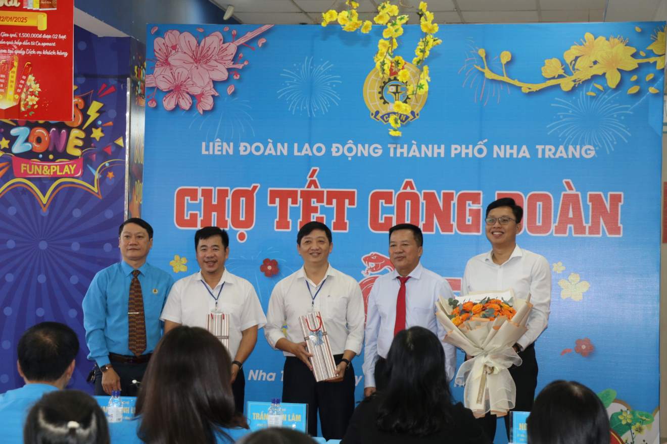 Dịp này LĐLĐ TP Nha Trang đã trao 10 suất quà hỗ trợ đoàn viên khó khăn, mỗi suất 500.000 đồng và tri ân các đơn vị đồng hành cùng chương trình. Ảnh: Phương Linh