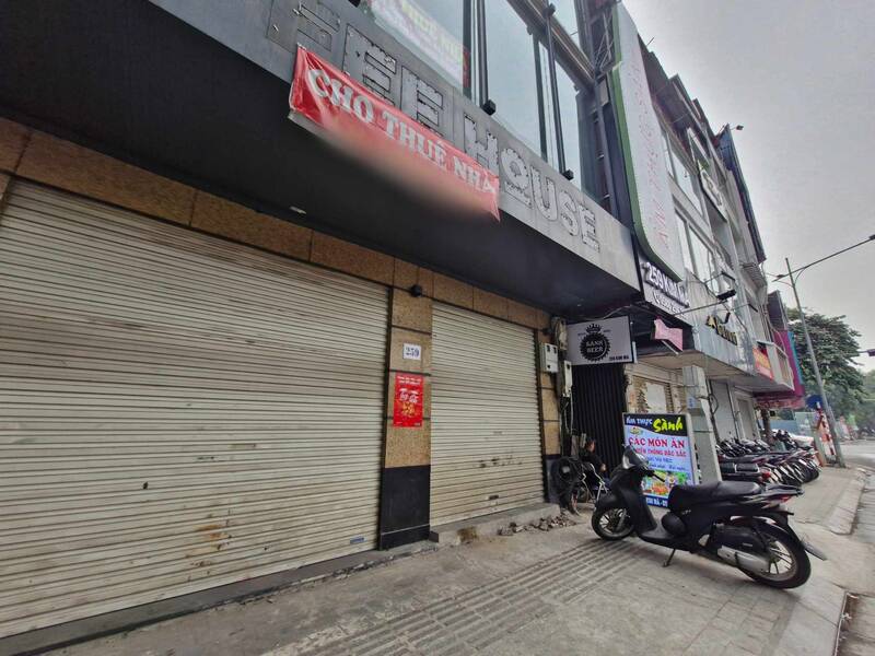 Many premises on Kim Ma Street (Ba Dinh District, Hanoi) have signs for rent. Photo: Thu Giang