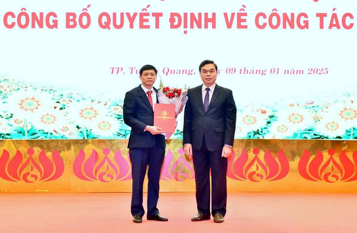 Lanh dao tinh Tuyen Quang trao quyet dinh dieu dong, bo nhiem va tang hoa chuc mung ong Pham Quoc Chuong. Anh: Thanh Phuc 