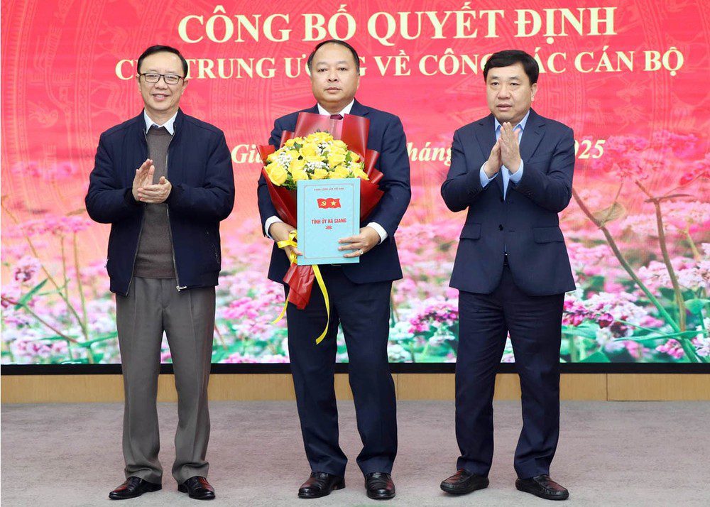 Acting Secretary of Ha Giang Provincial Party Committee Nguyen Manh Dung; Standing Deputy Secretary of the Provincial Party Committee, Chairman of the Provincial People's Council Thao Hong Son presented flowers to congratulate Mr. Phan Huy Ngoc. Photo: Hagiang.gov.vn