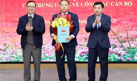 Quyền Bí thư Tỉnh ủy Hà Giang Nguyễn Mạnh Dũng; Phó Bí thư Thường trực Tỉnh ủy, Chủ tịch HĐND tỉnh Thào Hồng Sơn tặng hoa chúc mừng ông Phan Huy Ngọc. Ảnh: Hagiang.gov.vn