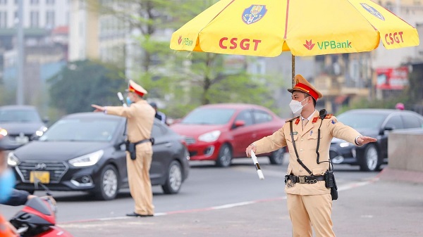 Triển khai phân luồng giao thông từ Hà Nội đi các tỉnh. Ảnh: Tuấn Hiệp