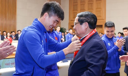 Đội trưởng Đỗ Duy Mạnh thay mặt Đội tuyển bóng đá Quốc gia kính tặng Thủ tướng Chính phủ Phạm Minh Chính Huy chương vô địch AFF Cup 2024. Ảnh: Hải Nguyễn