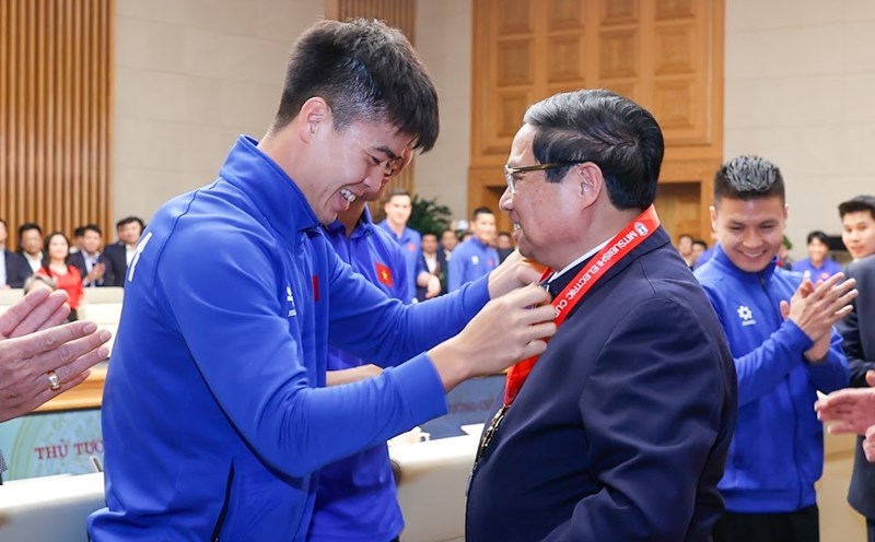 Captain Do Duy Manh, on behalf of the National Football Team, respectfully presented Prime Minister Pham Minh Chinh with the AFF Cup 2024 Championship Medal. Photo: Hai Nguyen