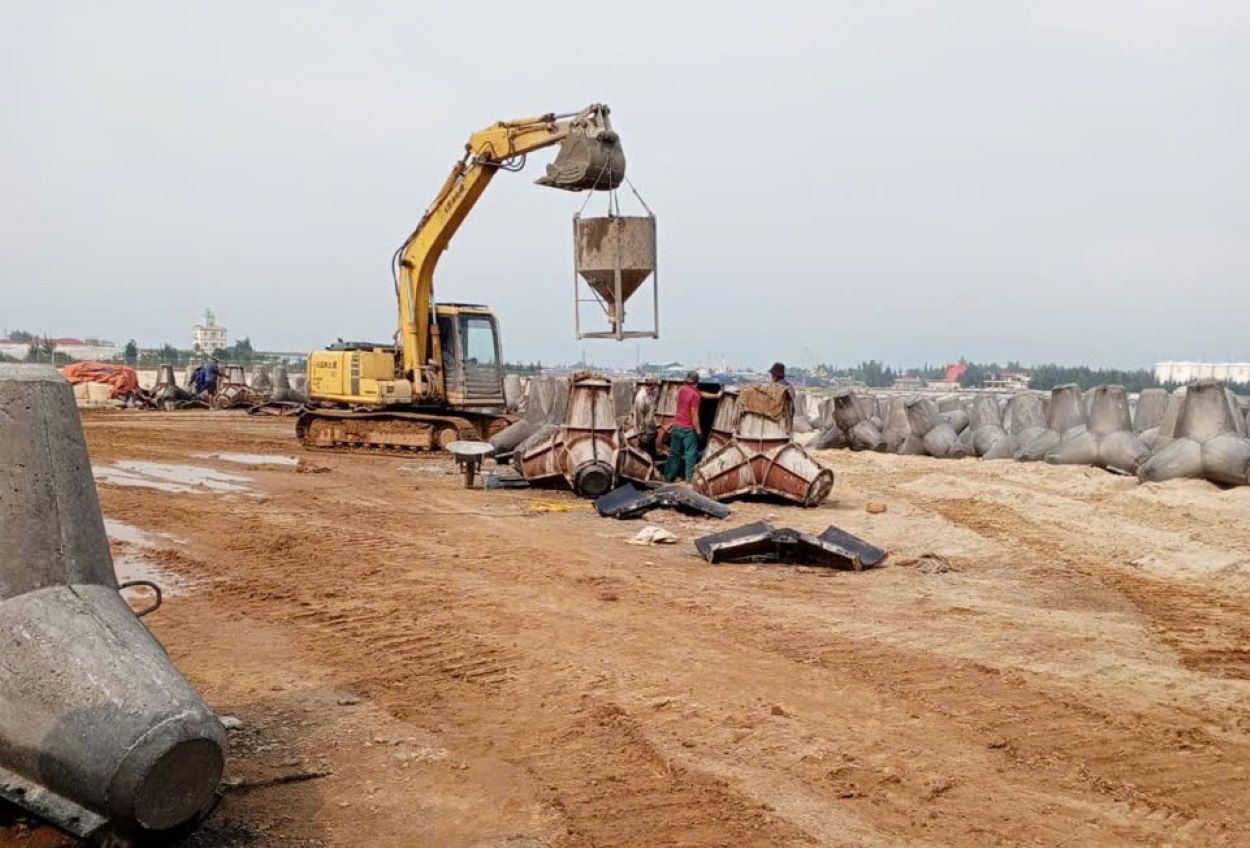 The Vietnam-Laos Petroleum Depot project is under construction, but behind schedule. Photo: H.Nguyen.