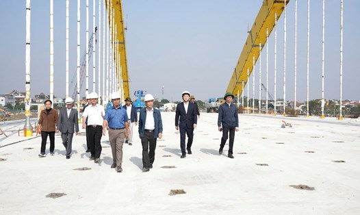 Lãnh đạo TP Huế kiểm tra tiến độ thi công dự án. Ảnh: Ngọc Hiếu.