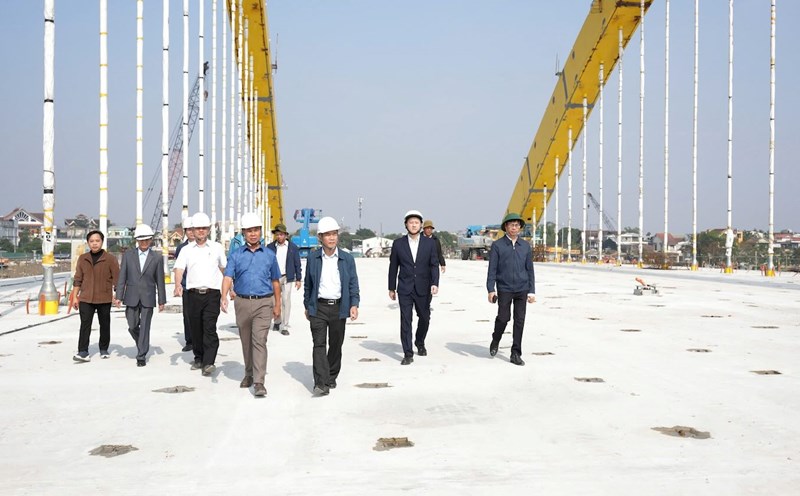 Hue City leaders inspect the project's construction progress. Photo: Ngoc Hieu.