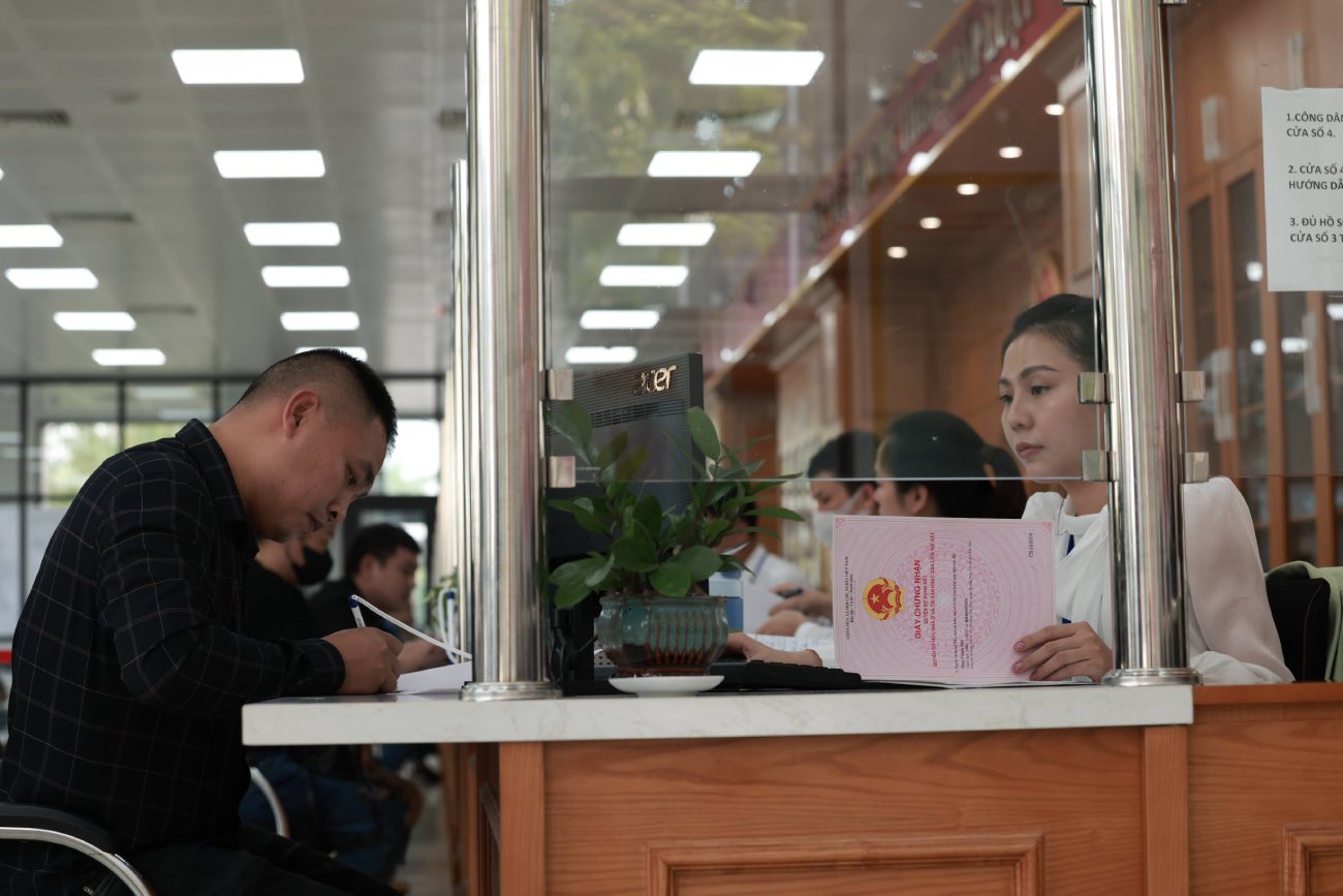 All agencies, organizations, and units in the political system must implement and ensure that during the 2022-2026 period, the number of civil servants will be reduced by at least 5%. Illustration photo: Hai Nguyen