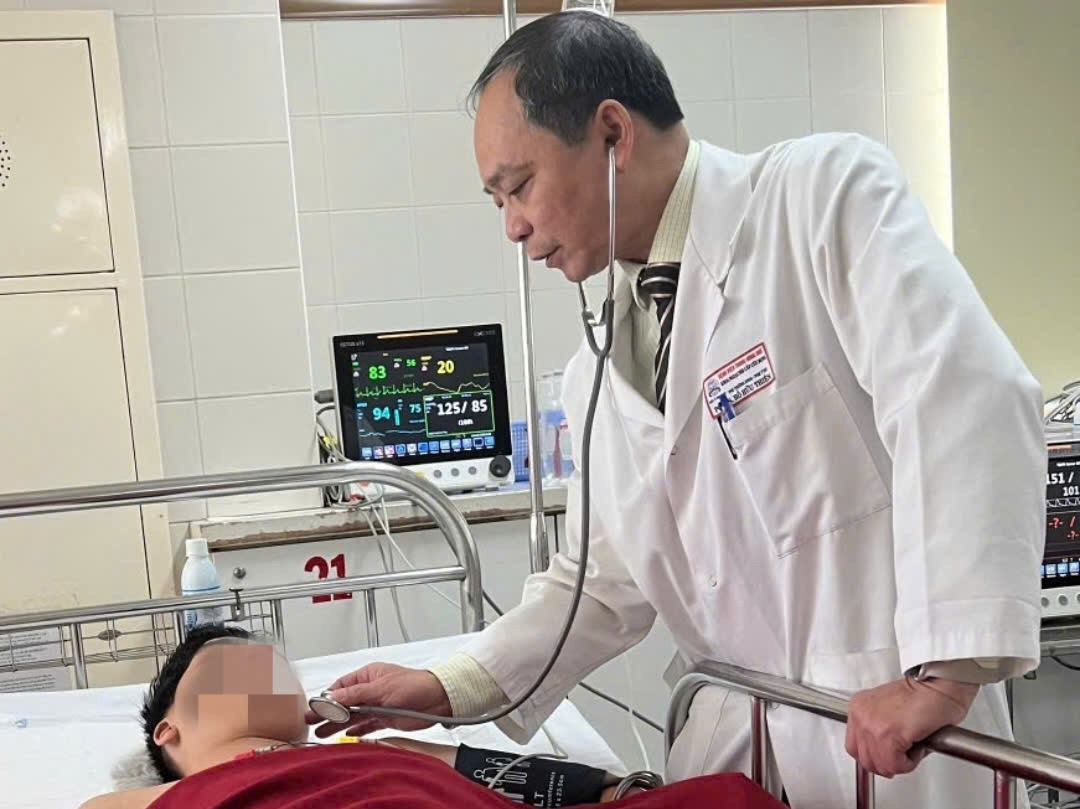 Doctors at Hue Central Hospital examine a patient. Photo: Lan Huong.