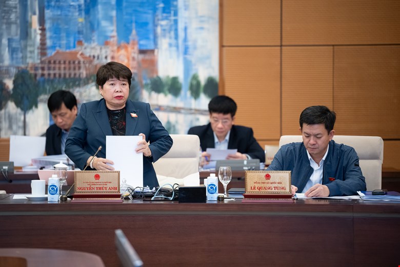 Chairwoman of the National Assembly's Social Committee Nguyen Thuy Anh said that there were opinions suggesting adding principles and assigning the Government to regulate to ensure the balance of the unemployment insurance fund when restructuring the apparatus. Photo: Quochoi.vn