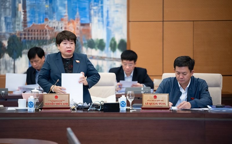 Chairwoman of the National Assembly's Social Committee Nguyen Thuy Anh said that there were opinions suggesting adding principles and assigning the Government to regulate to ensure the balance of the unemployment insurance fund when restructuring the apparatus. Photo: Quochoi.vn