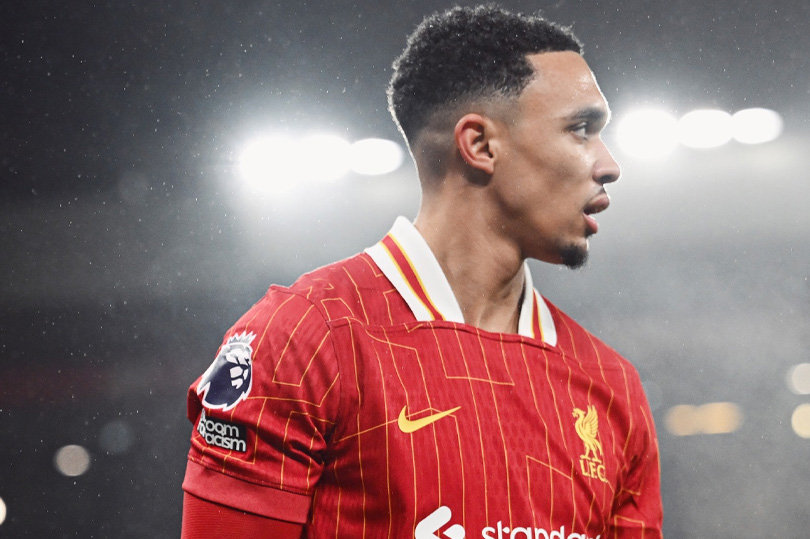 Alexander-Arnold the hien phong do duoi suc trong tran Derby nuoc Anh voi Man United. Anh: Liverpool FC