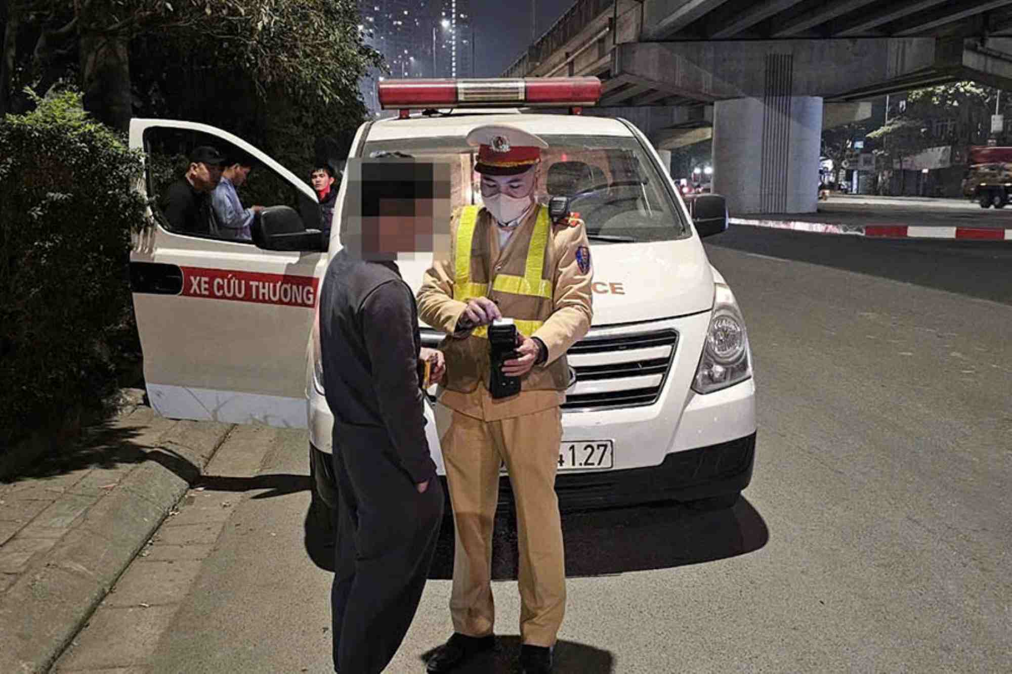 The driver who used the ambulance to celebrate victory was fined for a series of serious violations. Photo: Provided by the police