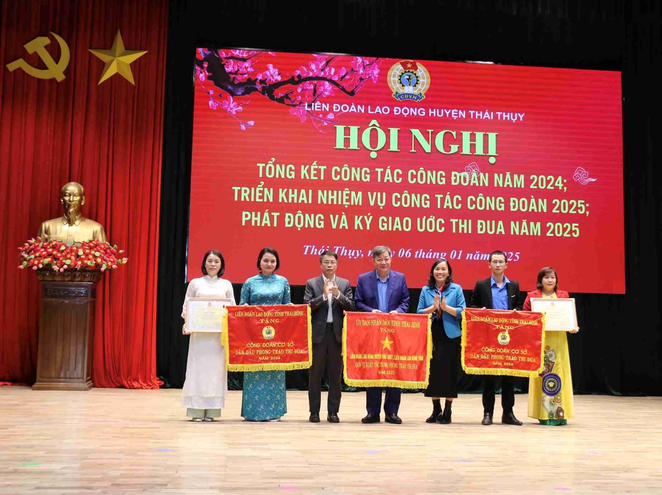 Leaders of Thai Thuy District Party Committee and Thai Binh Provincial Labor Federation awarded emulation flags to Thai Thuy District Labor Unions. Photo: Ba Manh