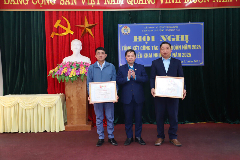 Authorized by the leader of the Hoa Binh Provincial Labor Federation, he awarded certificates of merit from the Vietnam General Confederation of Labor to 1 collective and 1 individual. Photo: Pham Cuong