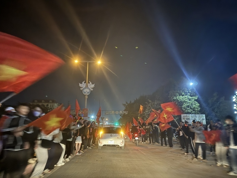 People of Hoa Binh City "go storm". Photo: Khanh Linh