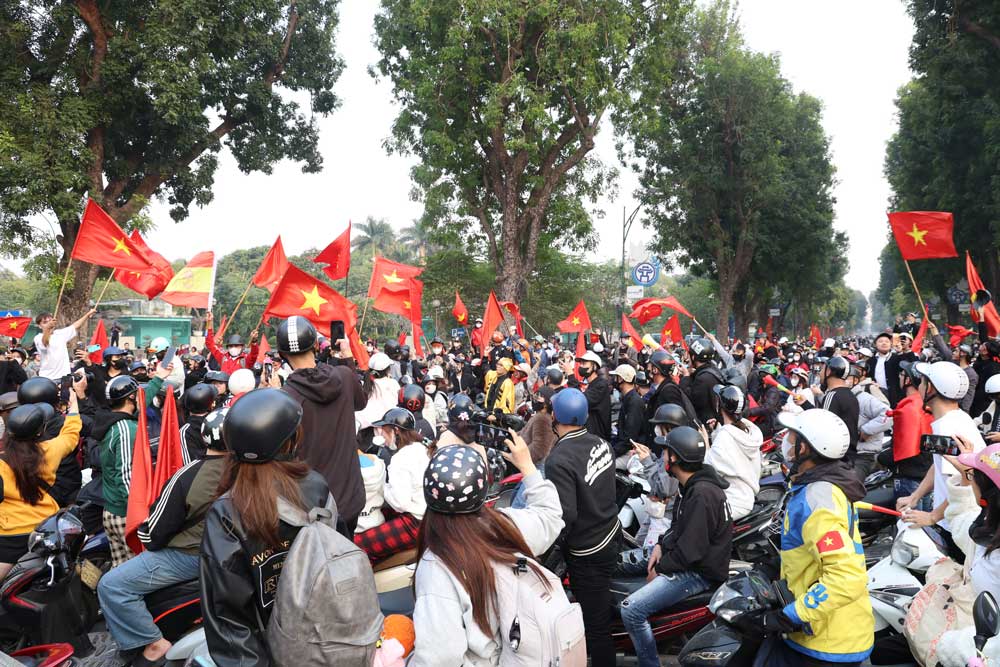 Fans filled the streets, eagerly waiting for the Vietnamese team