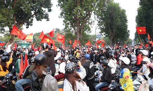 Cổ động viên vây kín đường, háo hức chờ đón tuyển Việt Nam