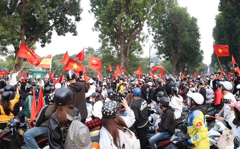 Fans filled the streets, eagerly waiting for the Vietnamese team