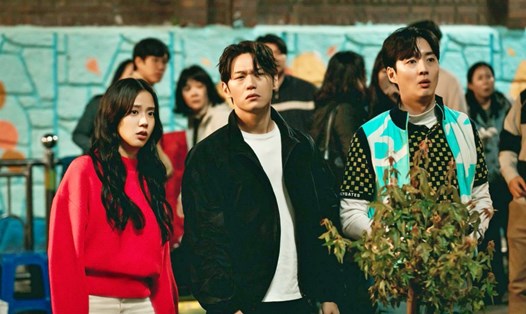 Jisoo và các bạn diễn trong một cảnh phim “Newtopia”. Ảnh: Nhà sản xuất