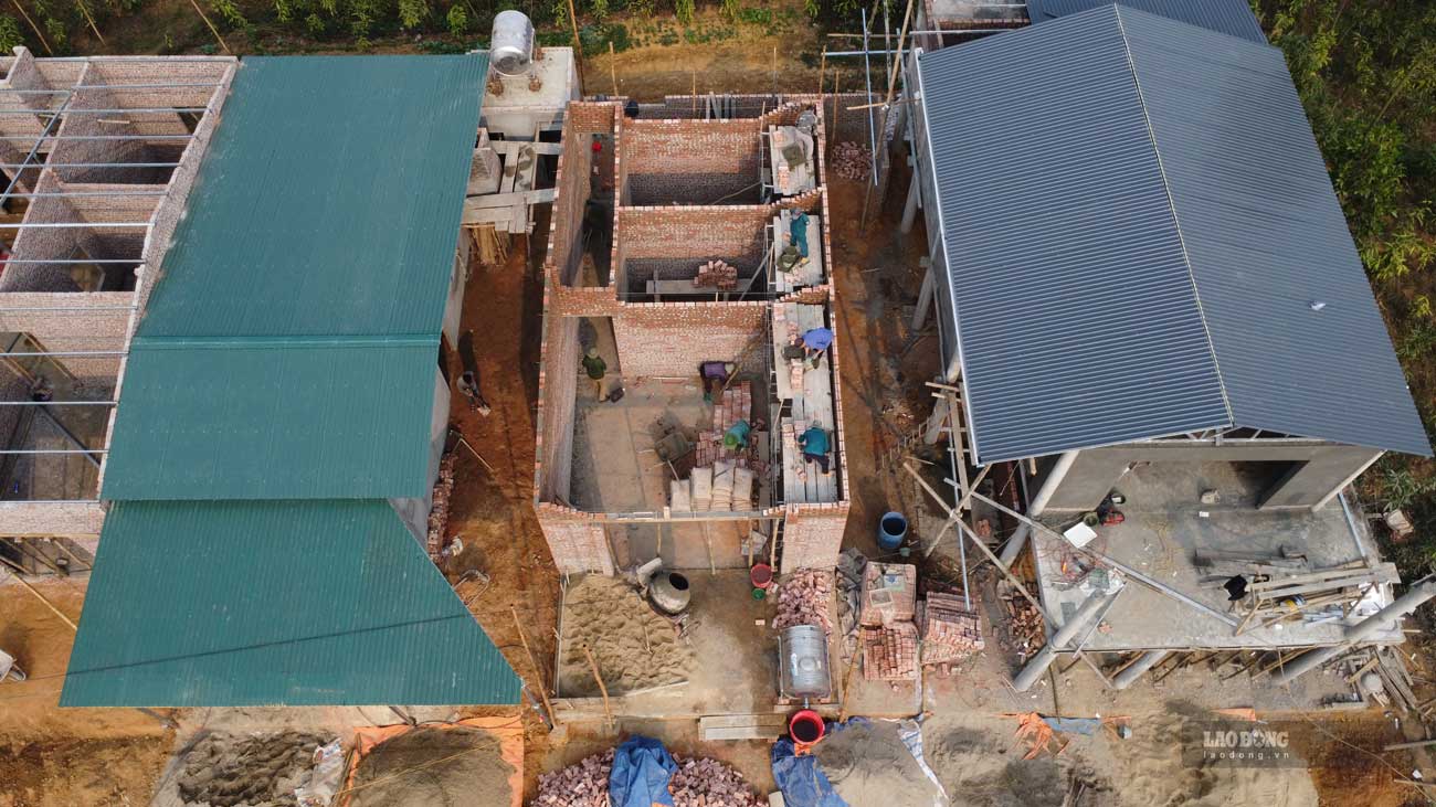 Yen Bai people are busy rebuilding their houses. Photo: Tran Bui