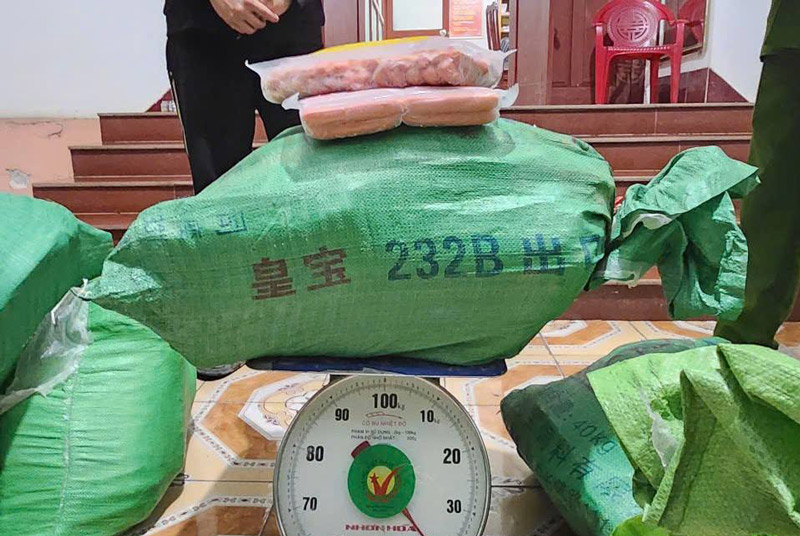 Số xúc xích không nguồn gốc bị bắt giữ. Ảnh: Công an Cao Bằng. 