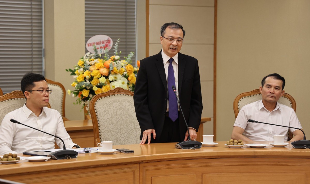 Director of the Legal Department Nguyen Hong Tuyen (standing in the middle) was appointed as Assistant to the Prime Minister. Photo: VGP
