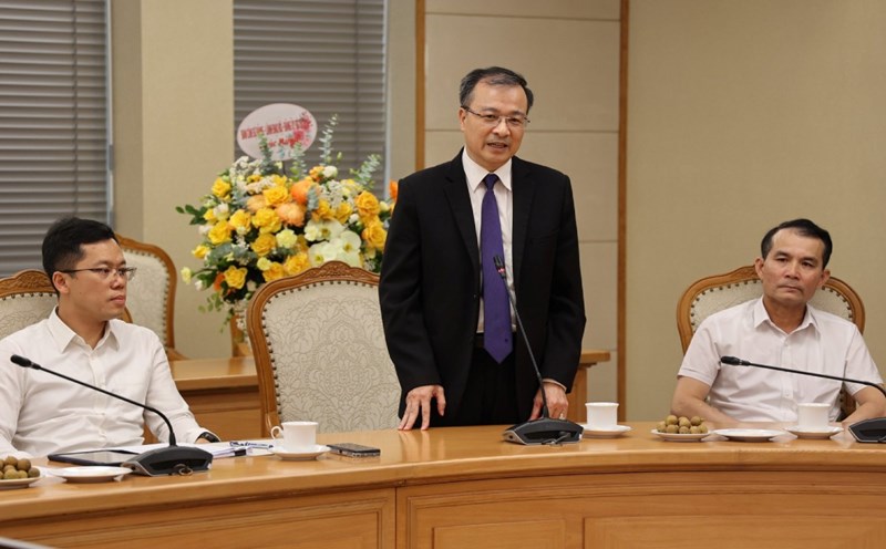 Director of the Legal Department Nguyen Hong Tuyen (standing in the middle) was appointed as Assistant to the Prime Minister. Photo: VGP