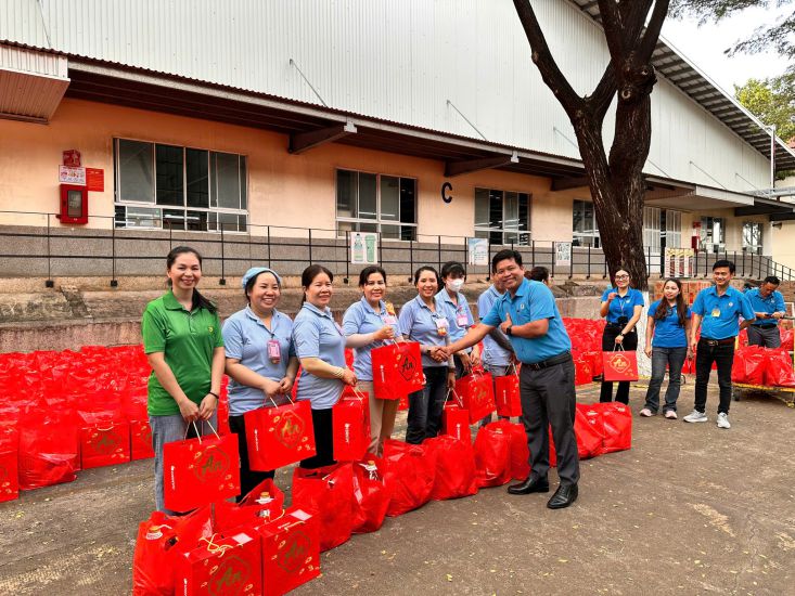 The Trade Union of CiBao Company Limited gives Tet gifts to union members and workers. Photo: Provided by the Union