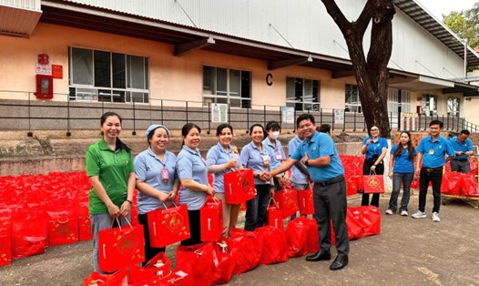 Công đoàn cơ sở Công ty TNHH CiBao tặng quà Tết cho đoàn viên người lao động. Ảnh: Công đoàn cung cấp
