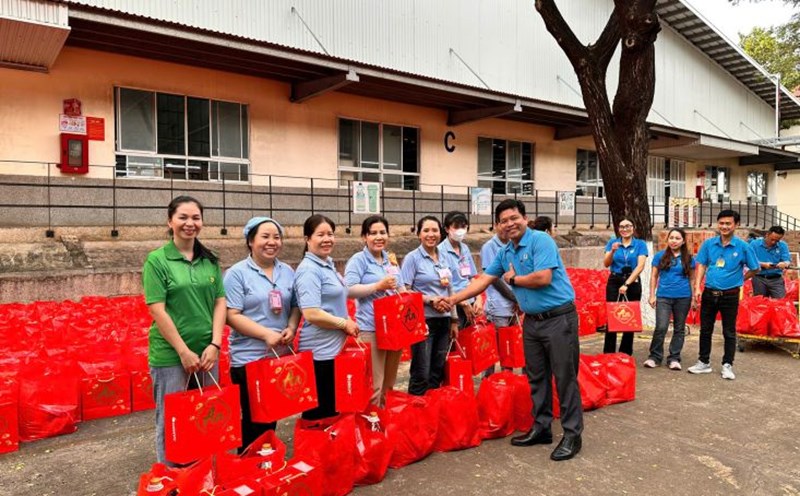 The Trade Union of CiBao Company Limited gives Tet gifts to union members and workers. Photo: Provided by the Union