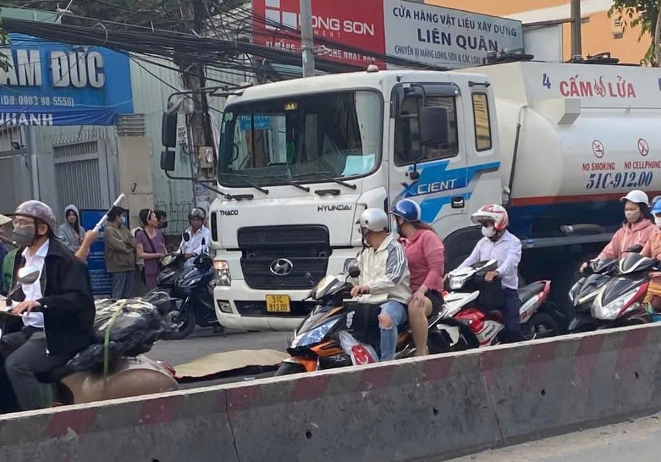 Hien truong vu va cham giua xe may va xe bon khien mot nguoi tu vong. Anh: Nguyen Tai