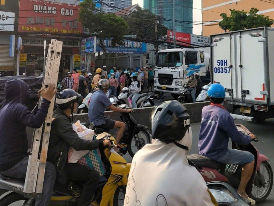 Vu tai nan xay ra khien giao thong qua khu vuc duong Huynh Tan Phat (Quan 7) un u. Anh: Nguyen Tai