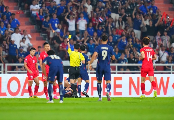 Tinh huong Tuan Hai nhan the vang sau pha vao bong nguy hiem voi hau ve tuyen Thai Lan. Anh: Changsuek 
