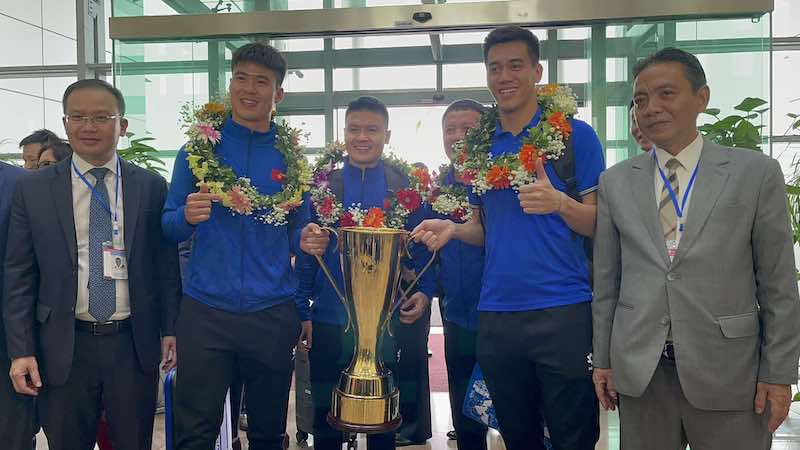 The Vietnamese team returned home with the championship trophy. Photo: Hoang Hue