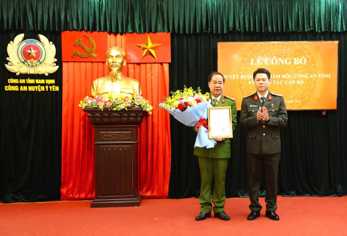 Colonel Nguyen Huu Manh - Director of Nam Dinh Provincial Police presented the decision and flowers to congratulate Lieutenant Colonel Le Anh Tuan. Photo: Nam Dinh Provincial Police
