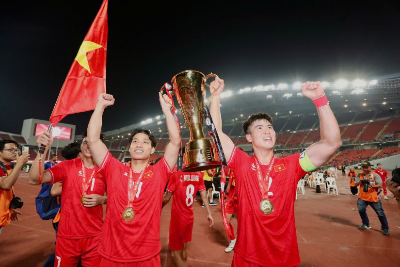 The Vietnamese team celebrates with the championship trophy. Photo: Thanh Vu