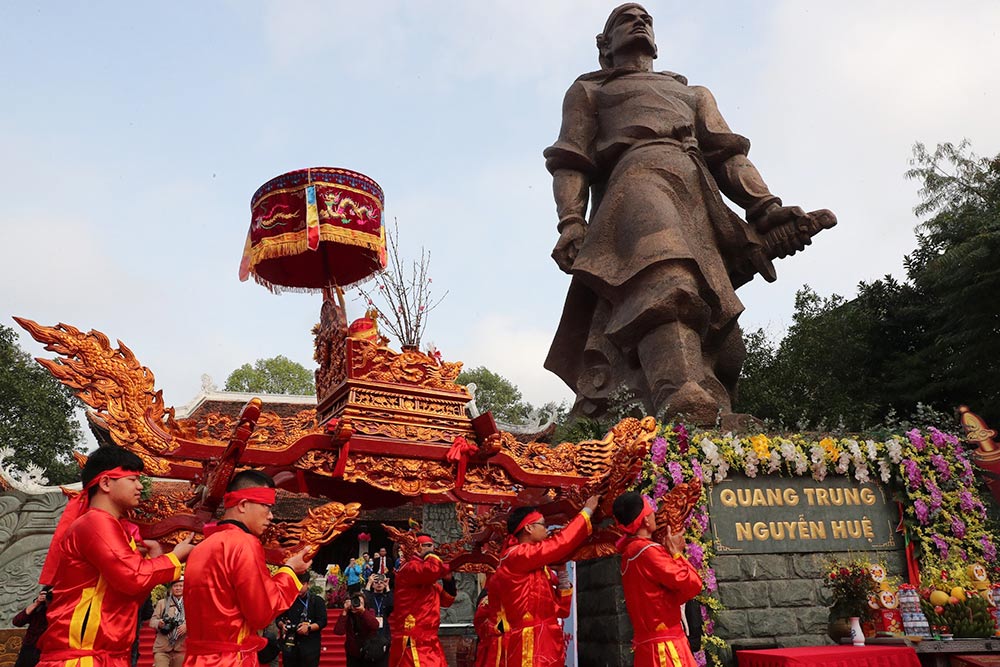 Doan ruoc mac trang phuc nhu thoi Tay Son trong le hoi Go Dong Da o tai Cong vien van hoa Dong Da (phuong Quang Trung, quan Dong Da, Ha Noi). Anh: Hai Nguyen