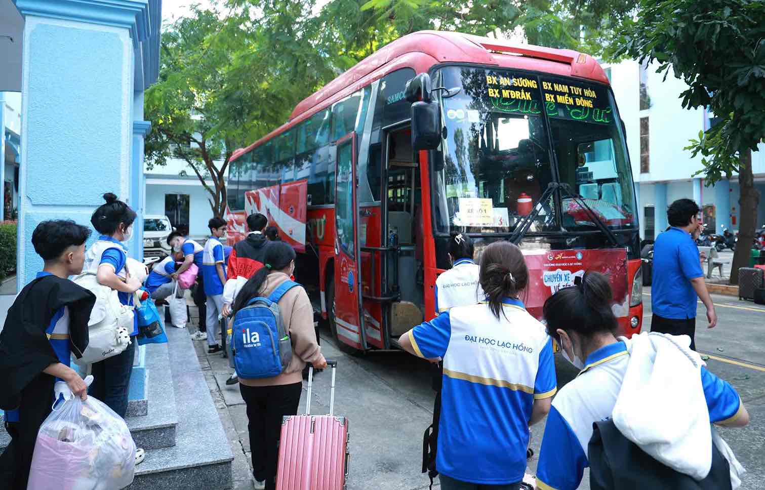 Lac Hong University organizes a bus trip to take students home for Tet. Photo: LHU