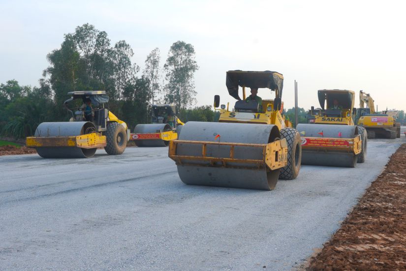Machinery and equipment are gathered and constructed on the Can Tho - Ca Mau highway. Photo: Ta Quang