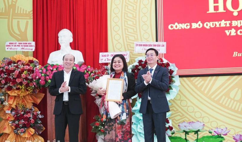 Ms. H Yim Kdoh - Vice Chairman of Dak Lak Provincial People's Committee (middle) was transferred and appointed to hold the position of Secretary of Buon Ho Town Party Committee. Photo: Hong Thuy
