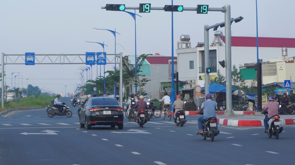 Doan giao voi duong Nguyen Van Linh cac phuong tien luu thong thong thoang. Anh: Ta Quang