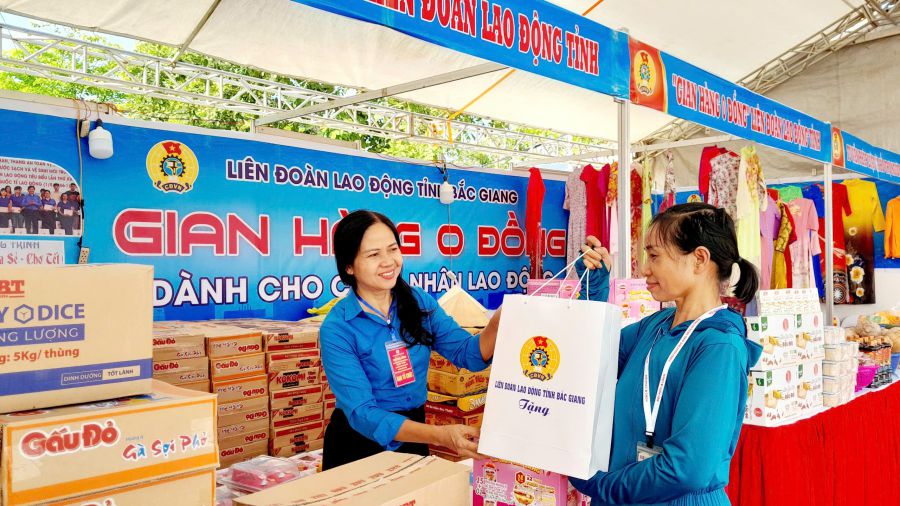 Workers receive gifts at the 0 VND booth organized by the Bac Giang Provincial Labor Federation, October 2024. Photo: Bac Giang Provincial Labor Federation