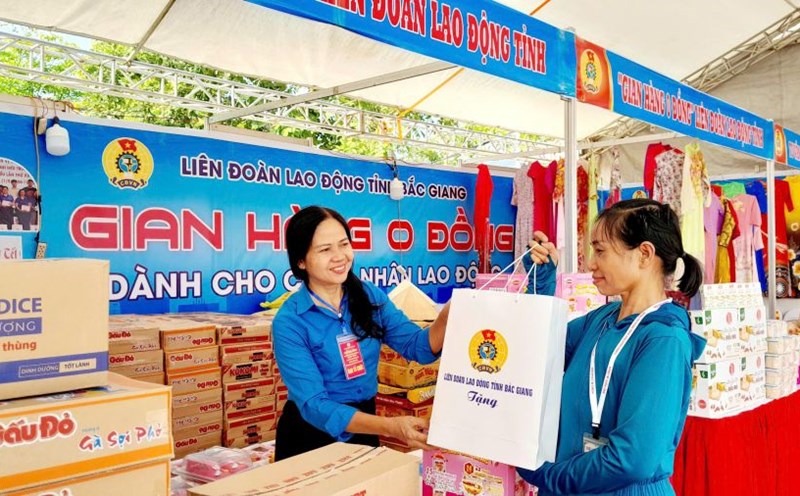 Workers receive gifts at the 0 VND booth organized by the Bac Giang Provincial Labor Federation, October 2024. Photo: Bac Giang Provincial Labor Federation