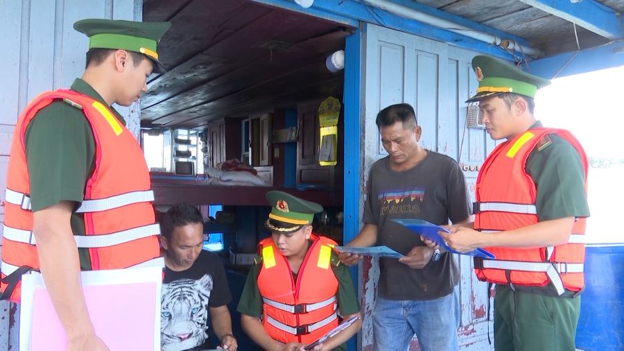 Quang Nam Border Guards promote fishermen to switch to trawling and sustainable fishing. Photo: Hong Anh